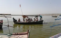 Tro cốt nạn nhân COVID-19 không thừa nhận được thả xuống sông Hằng