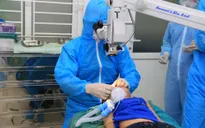 Phẫu thuật cho bé trai bị que sắt đâm vào mắt, xuyên thủng nhãn cầu