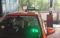 Gắn biển "Đã tiêm vaccine COVID-19" trên xe taxi Thái Lan