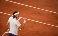 Stefanos Tsitsipas vượt qua Daniil Medvedev để vào bán kết Pháp mở rộng 2021