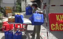 Hỗ trợ từng gói mỳ, cân gạo giúp người dân tại tâm dịch Gò Vấp vượt qua khó khăn