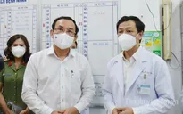 Bí thư Thành ủy TP Hồ Chí Minh thăm trung tá công an mắc COVID-19 diễn tiến nặng