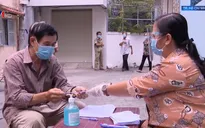 Người lao động nghèo gặp khó khăn do ảnh hưởng dịch COVID-19 xúc động nhận tiền hỗ trợ