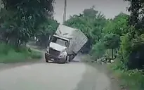 Xe đầu kéo lật nghiêng do phóng nhanh khi vào cua