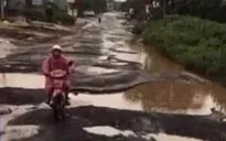 Người dân "vật lộn" với ổ gà, ổ voi trên tỉnh lộ chậm sửa chữa