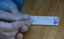 Lạm dụng kit test nhanh COVID-19: Lợi bất cập hại