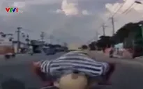 Nam thanh niên say rượu đi xe máy lao vào đầu ô tô
