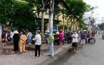 Người dân TP Hồ Chí Minh xếp hàng dài vào siêu thị mua thực phẩm