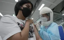 Trung Quốc mở rộng tiêm vaccine COVID-19 cho người già và trẻ vị thành niên