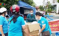 Tổ COVID-19 cộng đồng hỗ trợ gạo, mì tôm cho người khó khăn vì dịch COVID-19