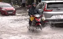 Mưa lớn kéo dài 4 giờ, nhiều tuyến đường ở TP Hồ Chí Minh ngập như sông