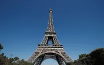 Tháp Eiffel đón du khách trở lại sau thời gian dài đóng cửa