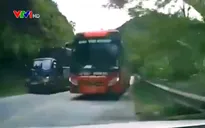 Xử lý nghiêm lái xe khách vượt ẩu trên khúc cua