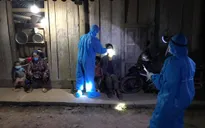Xuyên đêm lấy mẫu xét nghiệm SARS-CoV-2 cho người dân tại bản La Ngan