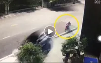Ô tô lao như tên bắn, suýt tông chết nam thanh niên dừng xe máy bên đường