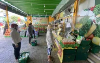 Tổ tình nguyện đi chợ giúp dân