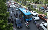 Nhiều tuyến phố Hà Nội vẫn đông người vào đầu giờ sáng