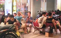 Lợi dụng nới lỏng, nhiều hàng quán vẫn thản nhiên tràn ra vỉa hè