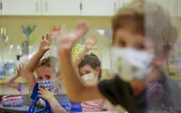 Tất cả trẻ em Mỹ trên 2 tuổi nên đeo khẩu trang ở trường, dù đã tiêm vaccine