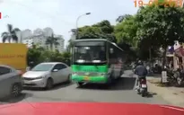 "Hung thần" xe bus lấn làn gây nguy hiểm cho người tham gia giao thông