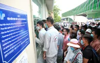 Xét nghiệm COVID-19 đông như... trẩy hội