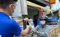 Tặng thuốc và các sản phẩm chống dịch các trường hợp tự cách ly tại nhà ở TP Hồ Chí Minh