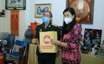 Tặng quà gia đình chính sách tiêu biểu quận Tây Hồ nhân Ngày Thương binh Liệt sỹ 27/7