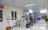 Giám đốc Bệnh viện E lên tiếng về tình trạng người dân xếp hàng tiêm vaccine COVID-19