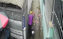 Người đàn ông tự tháo dây phong tỏa để vào khu có 4 F0