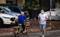 Bất chấp dịch COVID-19, nhiều người Hà Nội vẫn ra ngoài tập thể dục, chen chúc xét nghiệm