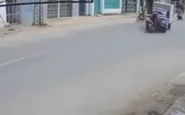Xe máy phóng nhanh tông trực diện vào xe tải sang đường