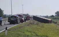 Xe bus trượt khỏi đường cao tốc và lật nhào ở Croatia, hàng chục người thương vong