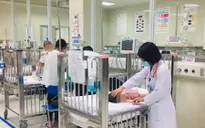 Cảnh báo nguy hiểm khi cho trẻ ngồi trước người điều khiển xe máy