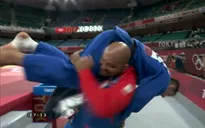 VIDEO: Màn ăn mừng hài hước suýt gây chấn thương của thầy trò Judo Mông Cổ