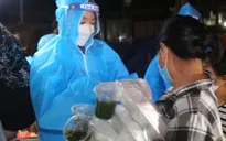 Ba Hoa hậu Đỗ Hà, Mỹ Linh, Thùy Linh mặc đồ bảo hộ phát cơm cho người nghèo