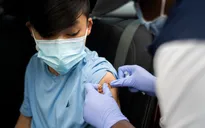 Nhiều nước khuyên người đã tiêm vaccine vẫn nên đeo khẩu trang