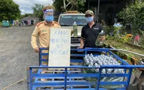 Cảnh sát giao thông phát xăng, nhu yếu phẩm miễn phí cho hàng trăm người đi đường