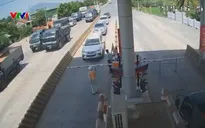 Xử phạt tài xế bẻ barie, chạy ngược chiều qua trạm thu phí