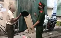Cụ ông dùng mũ cối đánh vào mặt công an khi bị nhắc nhở đeo khẩu trang