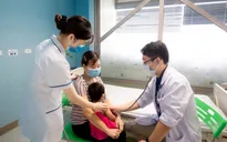 Nuốt pin cúc áo, bé gái 22 tháng tuổi bị tổn thương thực quản phức tạp