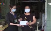 Hà Nội trao tiền hỗ trợ cho lao động tự do