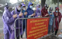 Sĩ tử "đội mưa" vái vọng ở Văn Miếu trước kỳ thi tốt nghiệp THPT 2021
