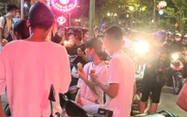 Các quán kem chật kín người giữa ngày nắng nóng bất chấp nguy cơ dịch bệnh