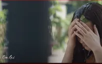Mùa hoa tìm lại: Hương Giang "hận" đạo diễn khi Tuyết bị tạt chậu cám lợn vào mặt đến 4 lần