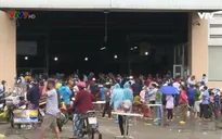 Người dân tập trung đông lấy mẫu xét nghiệm tại chợ đầu mối Bình Điền