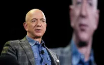 Jeff Bezos thiết lập đỉnh cao giàu có mới của con người