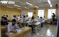 [Ảnh] Thí sinh đeo khẩu trang làm bài thi, phụ huynh hồi hộp chờ con 'vượt vũ môn'