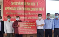 Thua Thien Hue gifts medical equipment to two Lao provinces