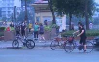 Nhiều người dân Hà Nội vẫn tập thể dục từ tờ mờ sớm bất chấp lệnh cấm