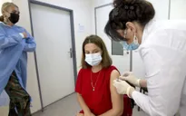 Mỹ khuyến nghị người đã tiêm 2 mũi vaccine đeo khẩu trang để bảo vệ cộng đồng